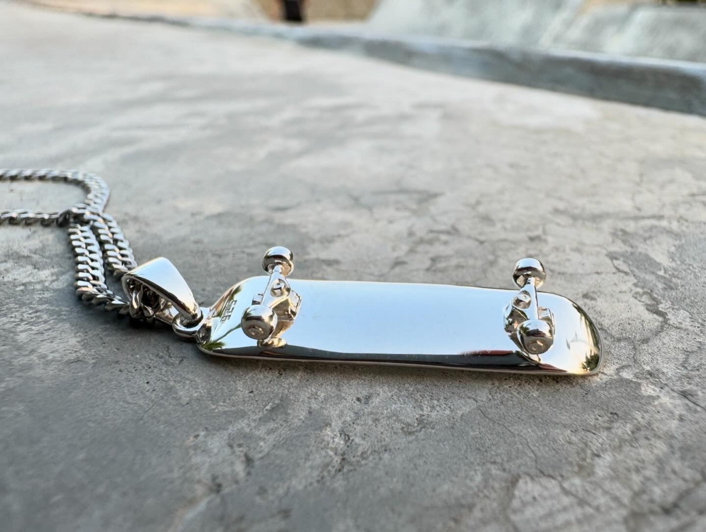 Skateboard Pendant (Silver)