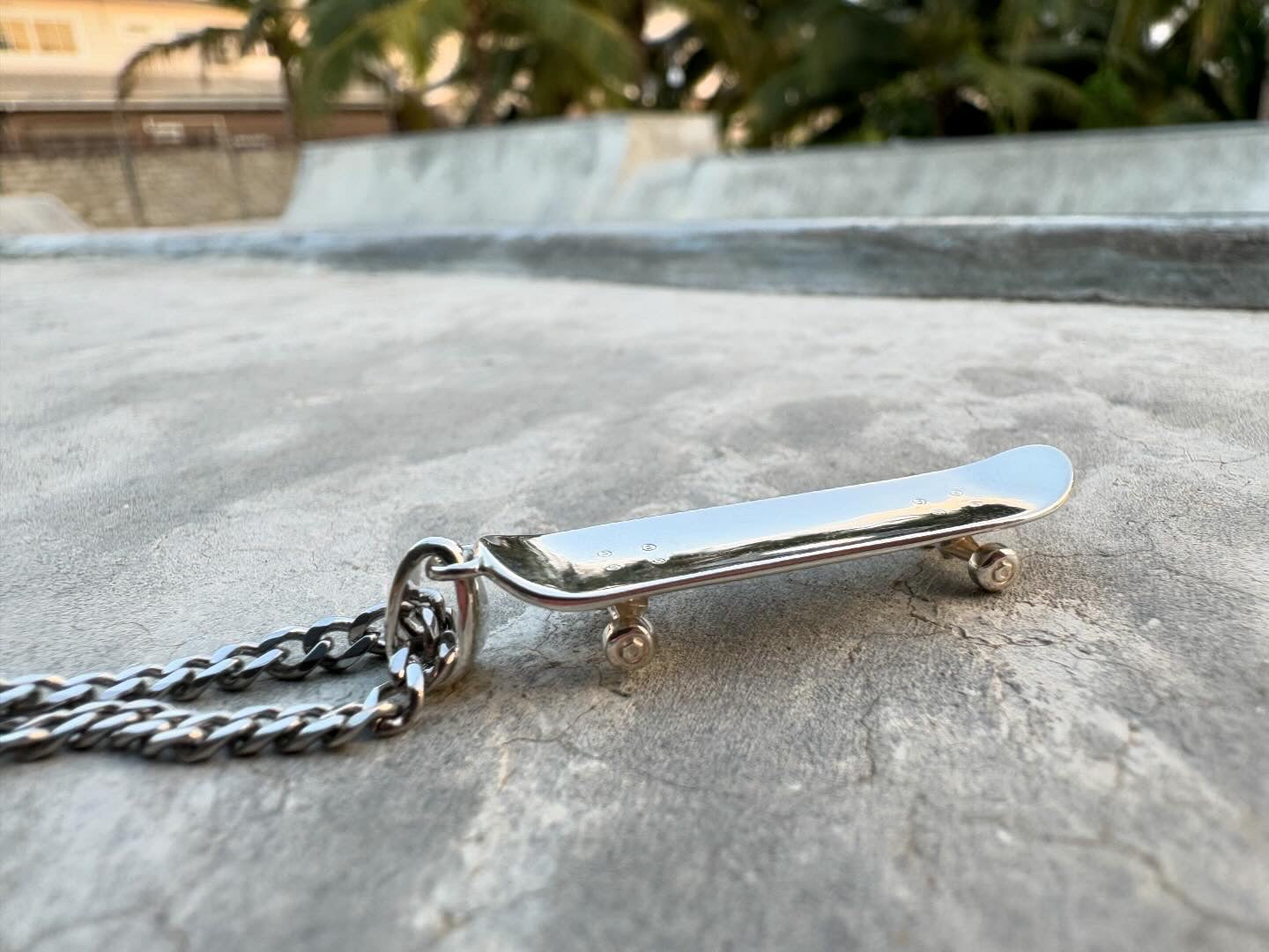 Skateboard Pendant (Silver)