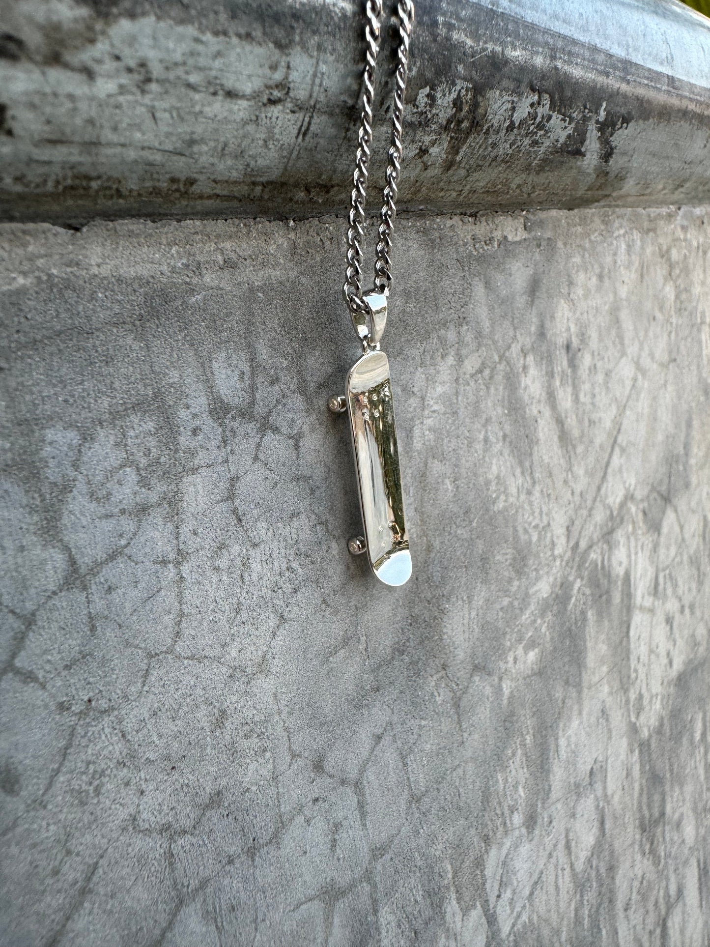 Skateboard Pendant (Silver)