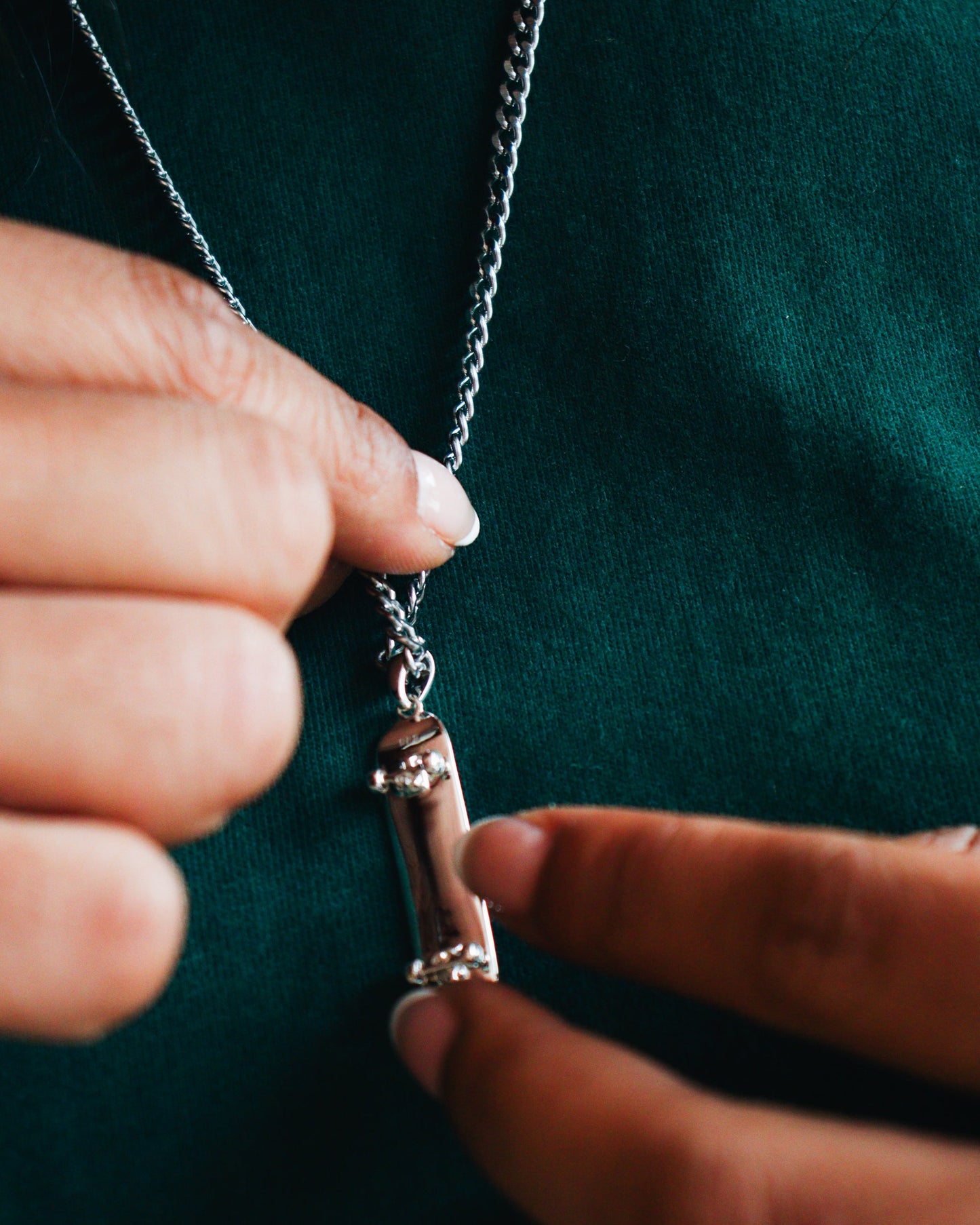 Skateboard Pendant (Silver)